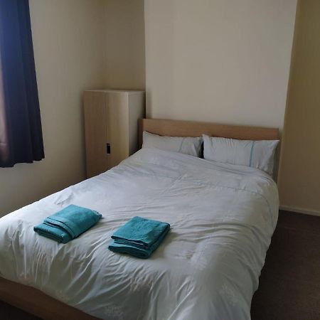 Self Catering 2 Bedroom Flat, Frequent Buses, 1-Minute Walk To Bus Stop, 20 Minutes To City Center Edimburgo Exterior foto
