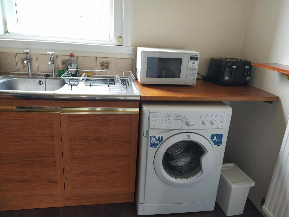 Self Catering 2 Bedroom Flat, Frequent Buses, 1-Minute Walk To Bus Stop, 20 Minutes To City Center Edimburgo Exterior foto
