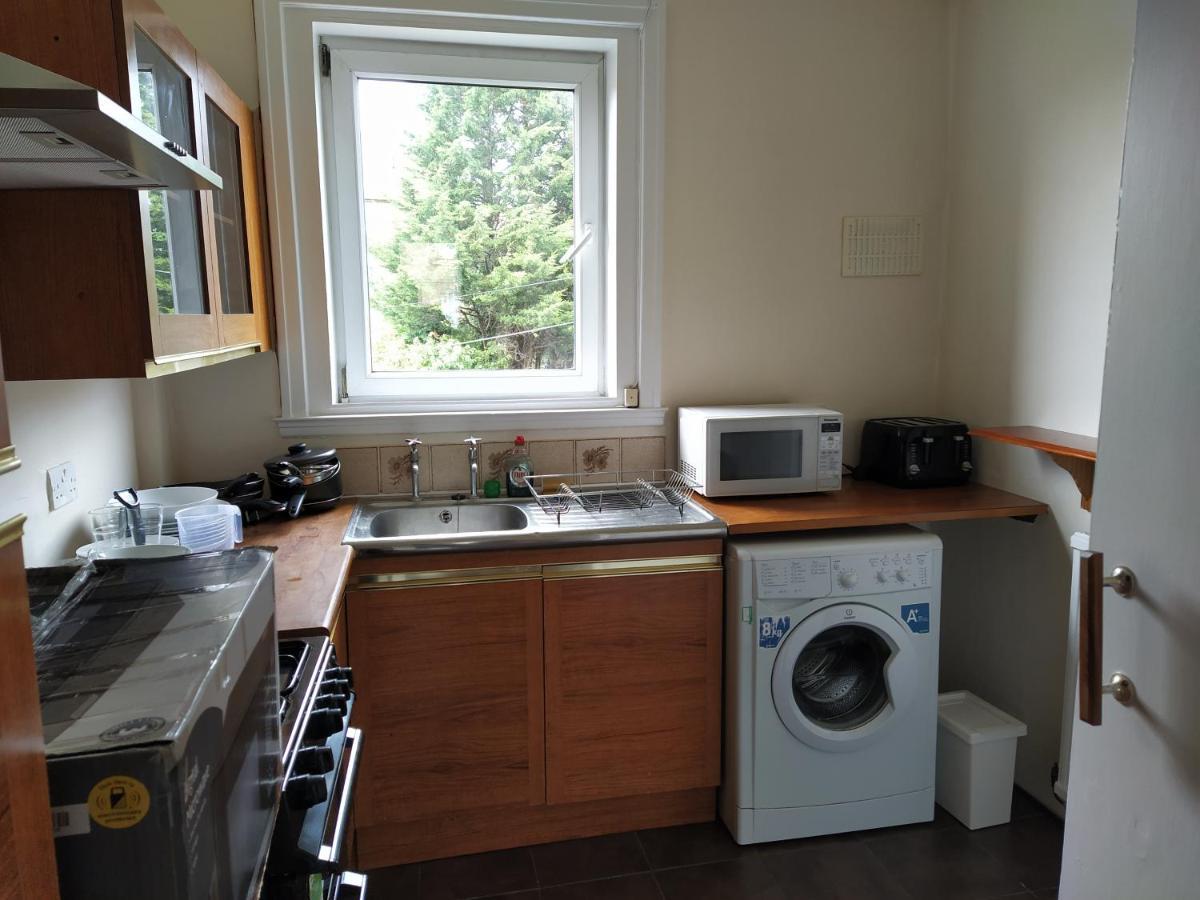 Self Catering 2 Bedroom Flat, Frequent Buses, 1-Minute Walk To Bus Stop, 20 Minutes To City Center Edimburgo Exterior foto