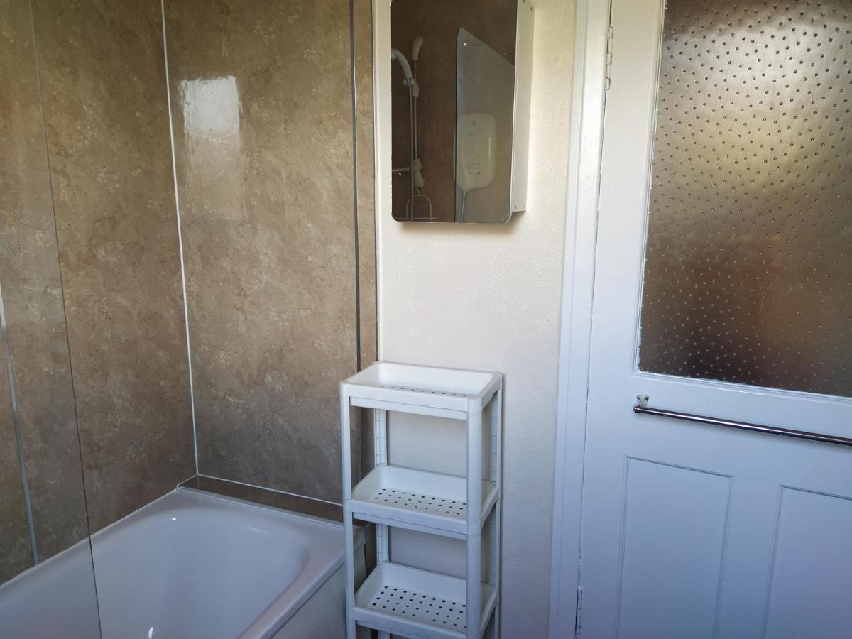 Self Catering 2 Bedroom Flat, Frequent Buses, 1-Minute Walk To Bus Stop, 20 Minutes To City Center Edimburgo Exterior foto