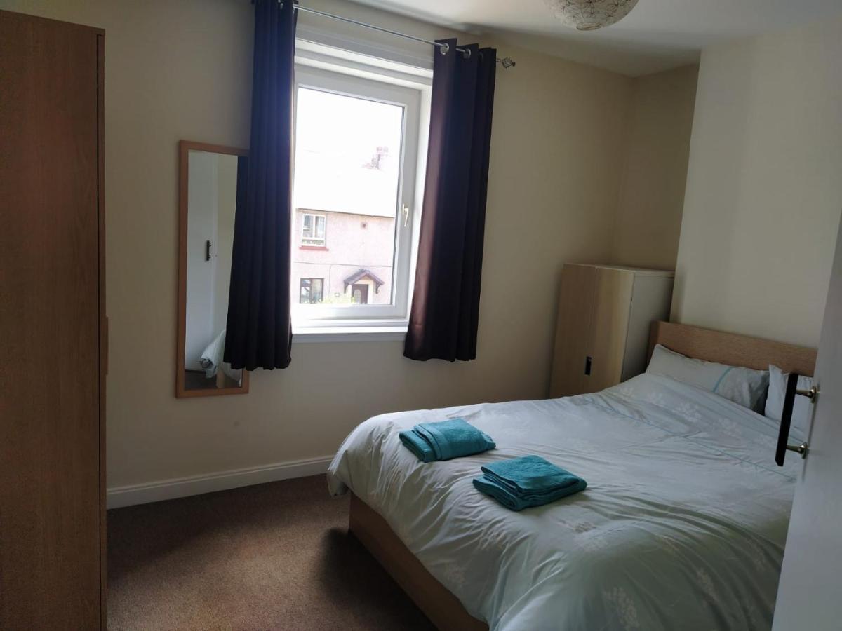Self Catering 2 Bedroom Flat, Frequent Buses, 1-Minute Walk To Bus Stop, 20 Minutes To City Center Edimburgo Exterior foto
