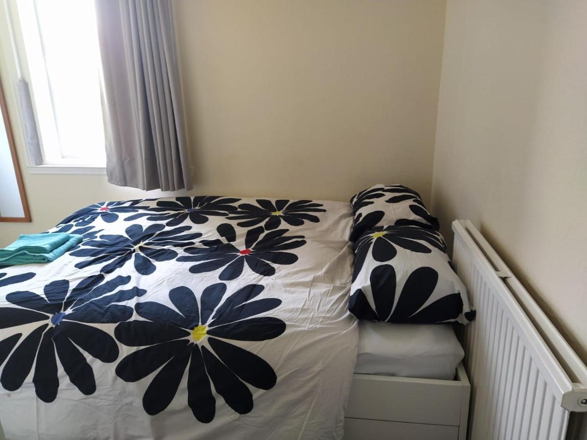 Self Catering 2 Bedroom Flat, Frequent Buses, 1-Minute Walk To Bus Stop, 20 Minutes To City Center Edimburgo Exterior foto